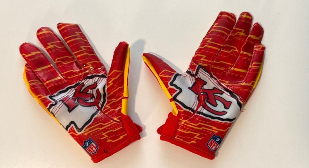 Wilson NFL Kansas City Chiefs Stretch Fit Football Receiver Gloves Youth Medium